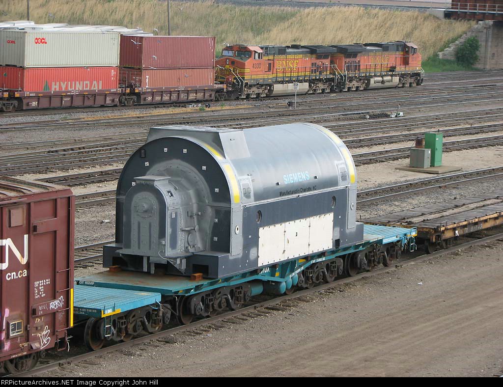 080719030a Westbound BNSF stack train passes interesting high-wide load at Northtown CTC 35th